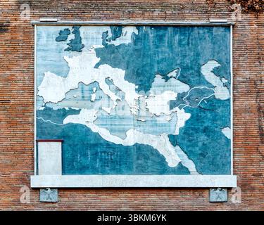 Marmorrelief, das die territoriale Expansion des Römischen Reiches zeigt, befindet sich an der Via dei Fori Imperiali in Rom, Italien. Stockfoto