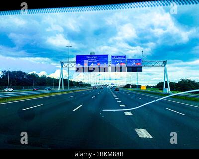 Fahren auf einer Autobahn. Ein Roadtrip von Houten, Niederlande nach Kiew, Ukraine über verschiedene Autobahnen. Amersfroot - Hengelo Autobahn A1 Utrecht - Overijssel Nederland Copyright: XGuidoxKoppesxPhotox Stockfoto