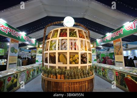 Dhaka. Juni 2025. Dieses Foto vom 20. Juni 2025 zeigt eine Obstmesse in Dhaka, Bangladesch. Am Samstag fand in Dhaka eine dreitägige nationale Obstmesse statt. Quelle: Habibur Rahman/Xinhua/Alamy Live News Stockfoto