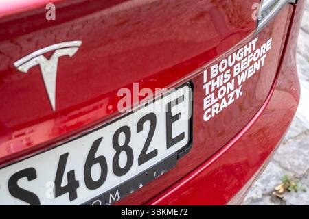 Ich HABE DAS GEKAUFT, BEVOR ELON VERRÜCKT WURDE - Aufkleber an einem Tesla in Berlin. / Ich HABE DAS GEKAUFT, BEVOR ELON VERRÜCKT WURDE - Aufkleber auf einem Tesla in Berlin. Tesla *** Ich HABE DIESEN Aufkleber GEKAUFT, BEVOR ELON VERRÜCKT WURDE Aufkleber auf einer Tesla in Berlin Ich HABE IHN GEKAUFT, BEVOR ELON VERRÜCKT WURDE Aufkleber auf einer Tesla in Berlin Tesla S-P202506187022.jpg Stockfoto