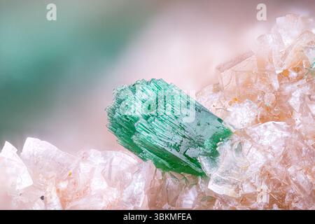 Grüner Malachit auf klarem Calcit. Exemplar aus der Tsumeb-Mine, Namibia. Mikrofotografie extreme Nahaufnahme. Mikroskopische Mineralkristallisfotografie Stockfoto