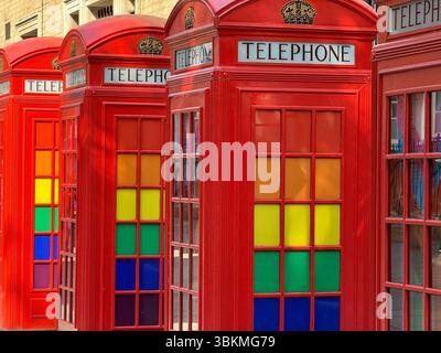 K2 öffentliche Telefondosen mit farbigen Fensterscheiben am Broad Court, Covent Garden, London Stockfoto