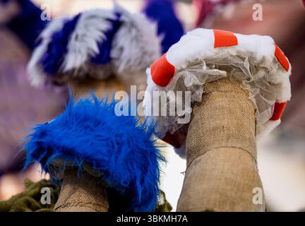Santa Barbara, USA. Juni 2025. CA: Teilnehmer des Solstice Artist's Workshops nahmen am 18. Juni 2025 an der Gestaltung von Kostümen und der Demonstration von Paradewagen Teil, die am Community Arts Workshop in Santa Barbara, Kalifornien, stattfanden. (Foto: Rod Rolle/SIPA USA) Credit: SIPA USA/Alamy Live News Stockfoto
