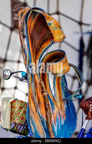 Santa Barbara, USA. Juni 2025. CA: Teilnehmer des Solstice Artist's Workshops nahmen am 18. Juni 2025 an der Gestaltung von Kostümen und der Demonstration von Paradewagen Teil, die am Community Arts Workshop in Santa Barbara, Kalifornien, stattfanden. (Foto: Rod Rolle/SIPA USA) Credit: SIPA USA/Alamy Live News Stockfoto