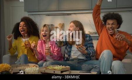 Multirassische Freunde multiethnische Menschen glücklich aufgeregt schreien schreien schreien Freude feiern zu Hause Fernsehen Sport Spiel Fernsehen Unterstützung Stockfoto