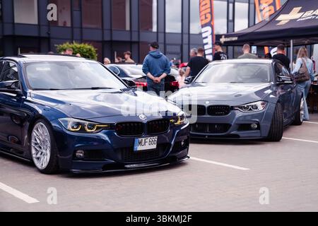 Vilnius, Litauen - 31-05-2025: Zwei BMW 3er F30-Modelle treffen sich auf einem Parkplatz im Freien Stockfoto