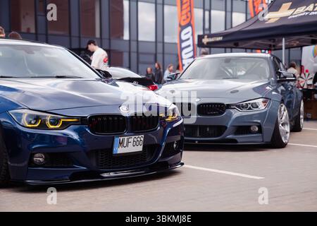 Vilnius, Litauen - 31-05-2025: Zwei BMW 3er F30-Modelle treffen sich auf einem Parkplatz im Freien Stockfoto