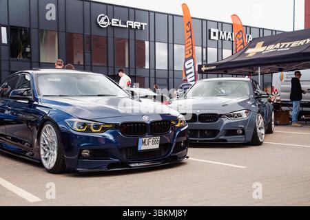 Vilnius, Litauen - 31-05-2025: Zwei BMW 3er F30-Modelle treffen sich auf einem Parkplatz im Freien Stockfoto