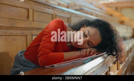 Traurige langweilige müde erschöpfte kaukasische Studentin hispanische Frau Latina Dame Amerikanerin sitzt im Auditorium der Uni-Universität langweilige Lektion Stockfoto