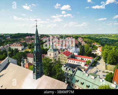 Aus der Vogelperspektive von Sandomierz, Polen, mit der Basilika der Geburt der Heiligen Jungfrau Maria im Vordergrund, mit dem historischen To Stockfoto