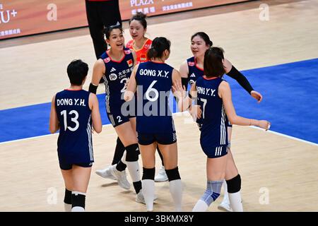 Hongkong, China. Juni 2025. Players of China feiern während des Pool 5-Spiels zwischen China und Italien bei der Women's Volleyball Nations League (VNL) 2025 in Hongkong, Südchina, 22. Juni 2025. Quelle: Zhu Wei/Xinhua/Alamy Live News Stockfoto