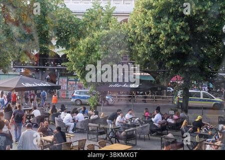 Polizeieinsatz am Görlitzer Bahnhof in Berlin , Strassencafe, Berlin-Kreuzberg Polizeieinsatz am Görlitzer Bahnhof in Berlin , Strassencafe, Berlin-Kreuzberg *** Polizeieinsatz am Görlitzer Bahnhof in Berlin , Straßencafé, Berlin Kreuzberg Polizeieinsatz am Görlitzer Bahnhof in Berlin , Straßencafé Berlin Kreuzberg Stockfoto