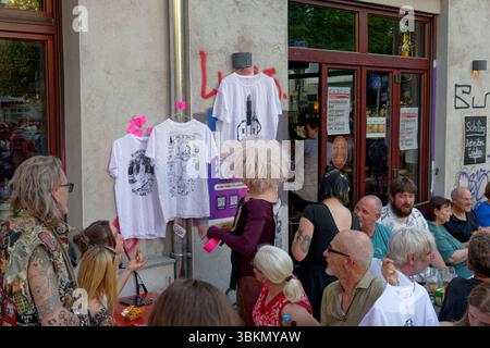 Fest de la musique, Live Musik, Eat Lipstick, Disco Punk Band, Reuterkiez, Berlin-Neukölln Fete de la musique, Live Musik, Eat Lipstick, Anita Drink, T-Shirts, Merchandising, Schilling, Reuterkiez, Berlin-Neukölln *** Fete de la musique, Live-Musik, Eat Lipstick, Disco Punk Band, Reuterkiez, Berlin Neukölln Fete de la musique, Live Musik, Eat Lipstick, Anita Drink, T Shirts, Merchandising, Schilling, Reuterkiez, Berlin Neukölln Stockfoto