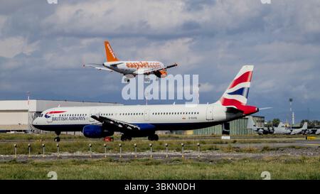Ein Flug von British Airways, der auf die Startfreigabe am Flughafen Pisa wartet Stockfoto