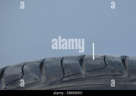 Eisennagel aus Autoreifen auf Magnesiumfelgen nach Unfall Stockfoto