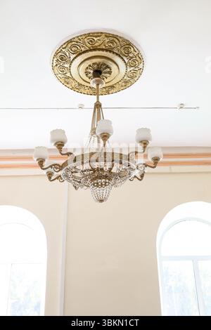 Syzran, Russische Föderation - 11. August 2023: Schöner Kronleuchter mit verzierten Details und Glasakzenten, abgehängt von der Decke in Eisenbahnstati Stockfoto