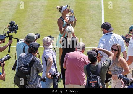 Berlin, Deutschland. Juni 2025. Tennis, WTA Tour, Singles, Finale, Vondrousova (Tschechische Republik) - Wang (China), Steffi Graf Stadion: Marketa Vondrousova gewinnt das Finale und küsst die Trophäe vor den Fotografen. Darlegung: Andreas Gora/dpa/Alamy Live News Stockfoto