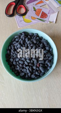 Frische Heidelbeeren in einer schönen Schüssel, die Sie als gesunder Snack oder Dessert genießen können Stockfoto