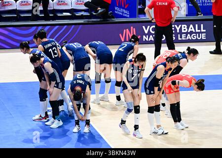 Hongkong, China. Juni 2025. Spieler von China begrüßen das Publikum nach dem Pool 5-Spiel zwischen China und Italien bei der Women's Volleyball Nations League (VNL) 2025 in Hongkong, Südchina, 22. Juni 2025. Quelle: Zhu Wei/Xinhua/Alamy Live News Stockfoto