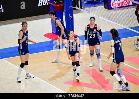 Hongkong, China. Juni 2025. Players of China feiern während des Pool 5-Spiels zwischen China und Italien bei der Women's Volleyball Nations League (VNL) 2025 in Hongkong, Südchina, 22. Juni 2025. Quelle: Zhu Wei/Xinhua/Alamy Live News Stockfoto