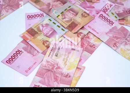 Indonesische Rupiah Banknotenserie im Wert von 100,000 IDR, die seit 2004 ausgegeben wurde, indonesische Rupiah als Hintergrund Stockfoto