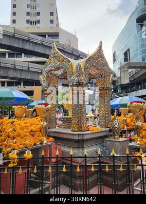 Erawan Shrine, neben dem Grand Hyatt Erawan Hotel in Bangkok, Thailand. Es wurde 1956 gebaut, um schlechte Geister auf Touristen in der Stadt abzuwehren. Stockfoto
