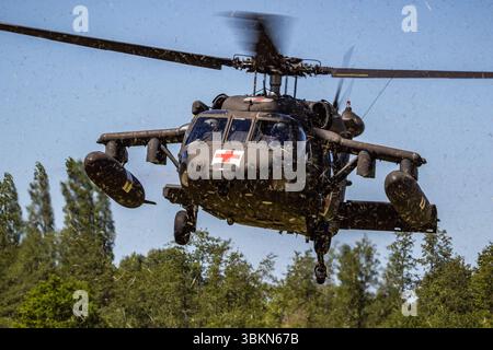 US-Armee Sikorsky HH-60M Blackhawk Medevac Hubschrauber, der während der NATO-Übung Falcon Spring auf dem Flugplatz Drachten eintrifft. Drachten, Niederlande - Mai Stockfoto