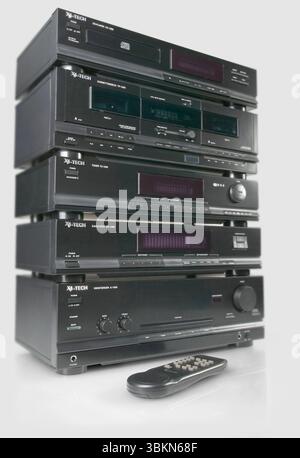 Integriertes HiFi-Musiksystem in Vintage-Schwarz auf weißem Hintergrund Stockfoto