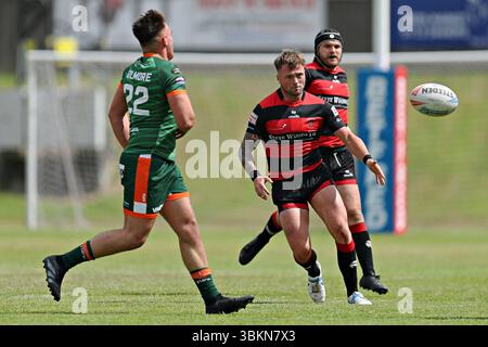 Ryan Johnston von Barrow Raiders Kicks während des Betfred Championship Matches Hunslet RLFC gegen Barrow Raiders im South Leeds Stadium, Leeds, Vereinigtes Königreich, 22. Juni 2025 (Foto: Sam Eaden/News Images) in Leeds, Vereinigtes Königreich am 22. Juni 2025. (Foto: Sam Eaden/News Images/SIPA USA) Stockfoto