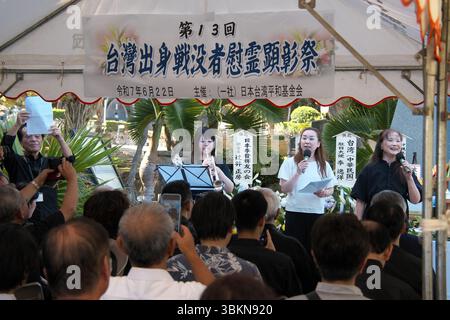 Itoman, Japan. Juni 2025. Gläubige treten während einer Zeremonie für taiwanesische Opfer auf, die am 22. Juni 2025 im Peace Memorial Park in Itoman, Präfektur Okinawa, Japan, gestorben sind. Foto: Keizo Mori/UPI Credit: UPI/Alamy Live News Stockfoto