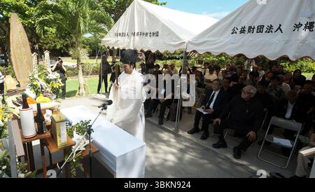 Itoman, Japan. Juni 2025. Ein Shinto-Priester betet während einer Zeremonie für die Opfer der tawanesischen Schlacht von Okinawa im Peace Memorial Park in Itoman, Präfektur Okinawa, Japan am Sonntag, den 22. Juni 2025. Foto: Keizo Mori/UPI Credit: UPI/Alamy Live News Stockfoto