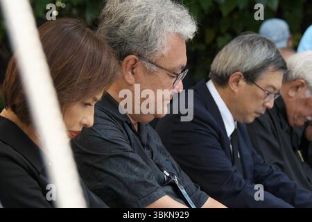 Itoman, Japan. Juni 2025. Gläubige beten für taiwanesische Opfer, die am Sonntag, den 22. Juni 2025, im Peace Memorial Park in Itoman, Präfektur Okinawa, Japan, gestorben sind. Foto: Keizo Mori/UPI Credit: UPI/Alamy Live News Stockfoto