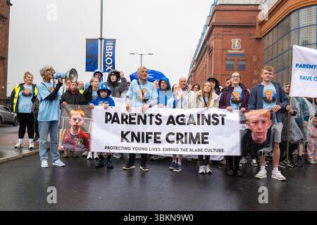 Glasgow, Schottland, Großbritannien. Juni 2025. Familien von Opfern und Unterstützern im Teenager-Alter nahmen an dem Elternmarsch gegen Messer Teil, der sich vom Ibrox Stadium der Glasgow Rangers bis zum Celtic Park durch die Stadt machte. Ziel der Organisatoren ist es, die Zunahme der Messertote und der Gewaltverbrechen in Schottland hervorzuheben. (Kreditbild: © Cameron Scott/ZUMA Press Wire) NUR REDAKTIONELLE VERWENDUNG! Nicht für kommerzielle ZWECKE! Quelle: ZUMA Press, Inc./Alamy Live News Stockfoto