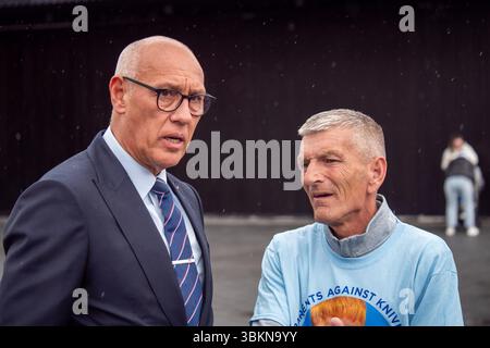 Glasgow, Schottland, Großbritannien. Juni 2025. Familien von Opfern und Unterstützern im Teenager-Alter nahmen an dem Elternmarsch gegen Messer Teil, der sich vom Ibrox Stadium der Glasgow Rangers bis zum Celtic Park durch die Stadt machte. Der ehemalige Rangers-Spieler MARK HATELEY unterhielt sich vor dem marsch mit seinen Familienmitgliedern. (Kreditbild: © Cameron Scott/ZUMA Press Wire) NUR REDAKTIONELLE VERWENDUNG! Nicht für kommerzielle ZWECKE! Quelle: ZUMA Press, Inc./Alamy Live News Stockfoto