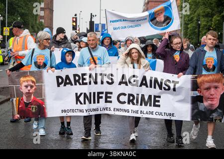 Glasgow, Schottland, Großbritannien. Juni 2025. Familien von Opfern und Unterstützern im Teenager-Alter nahmen an dem Elternmarsch gegen Messer Teil, der sich vom Ibrox Stadium der Glasgow Rangers bis zum Celtic Park durch die Stadt machte. Ziel der Organisatoren ist es, die Zunahme der Messertote und der Gewaltverbrechen in Schottland hervorzuheben. (Kreditbild: © Cameron Scott/ZUMA Press Wire) NUR REDAKTIONELLE VERWENDUNG! Nicht für kommerzielle ZWECKE! Quelle: ZUMA Press, Inc./Alamy Live News Stockfoto