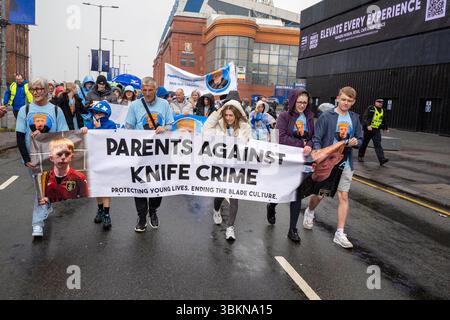 Glasgow, Schottland, Großbritannien. Juni 2025. Familien von Opfern und Unterstützern im Teenager-Alter nahmen an dem Elternmarsch gegen Messer Teil, der sich vom Ibrox Stadium der Glasgow Rangers bis zum Celtic Park durch die Stadt machte. Ziel der Organisatoren ist es, die Zunahme der Messertote und der Gewaltverbrechen in Schottland hervorzuheben. (Kreditbild: © Cameron Scott/ZUMA Press Wire) NUR REDAKTIONELLE VERWENDUNG! Nicht für kommerzielle ZWECKE! Quelle: ZUMA Press, Inc./Alamy Live News Stockfoto