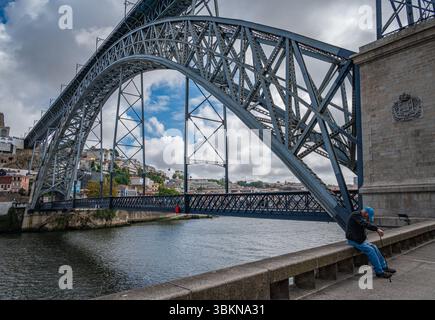 Die berühmte Dom Luis Stahlbrücke, die den Fluss Douro in Porto, Portugal, überspannt. Stockfoto
