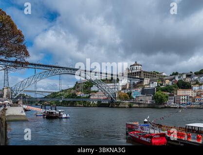 Die berühmte Dom Luis Stahlbrücke über den Fluss Douro in Porto. Stockfoto