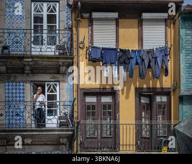 Die Wäsche hängt an einer Wäscheleine auf dem Balkon der Wohnung in der Altstadt von Porto, Portugal. Stockfoto