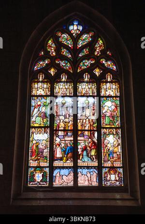 Buntglasfenster mit der Darstellung der Heiligen Anne d'Auray, La basilique Notre-Dame-du-Roncier de Josselin Stockfoto