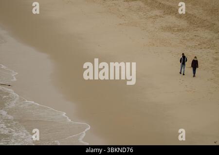 Ein paar spazieren am Strand. Cat Co 3 Beach. Cat Ba Island. Cat Ba Archipel. Vietnam. Stockfoto
