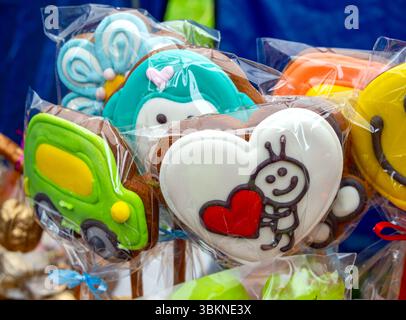 Glasierte Lebkuchenkekse auf einem Stock mit verschiedenen Motiven Stockfoto