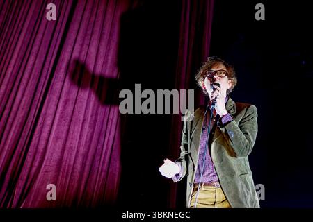 Manchester, Großbritannien. Juni 2025. JARVIS COCKER (Lead Vocals, Gitarre,) von UK Band Pulp trat in der Co-op Live Arena in Manchester auf als Teil der Bands You verdiene More Tour Credit: SOPA Images Limited/Alamy Live News Stockfoto