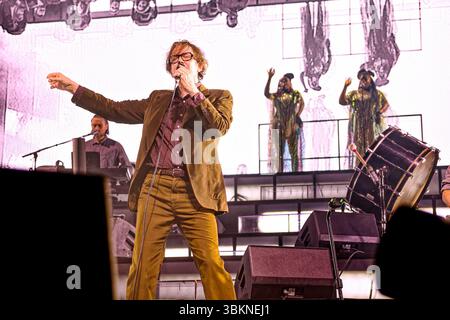 Manchester, Großbritannien. Juni 2025. Jarvis Cocker (Leadsänger, Gitarrist) von UK Band Pulp tritt in der Co-op Live Arena auf. UK Band Pulp trat in der Co-op Live Arena in Manchester auf, Großbritannien als Teil der Bands You verdiene More Tour. Quelle: SOPA Images Limited/Alamy Live News Stockfoto