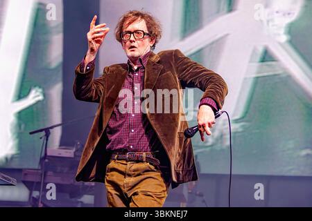 Manchester, Großbritannien. Juni 2025. Jarvis Cocker (Leadsänger, Gitarrist) von UK Band Pulp tritt in der Co-op Live Arena auf. UK Band Pulp trat in der Co-op Live Arena in Manchester auf, Großbritannien als Teil der Bands You verdiene More Tour. Quelle: SOPA Images Limited/Alamy Live News Stockfoto