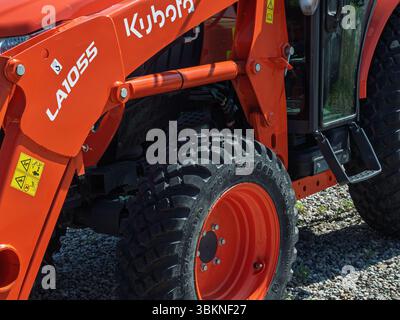 Front- und Teilseitenansicht eines Kubota LA1055-Traktors mit Karosserie und Vorderrad, Liptovsky Mikulas, Slowakei Stockfoto