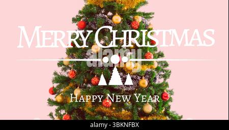Stehender Weihnachtsbaum mit Lametta, rotgoldenen Kugeln und Textüberlagerungen auf pastellrosa Hintergrund Stockfoto