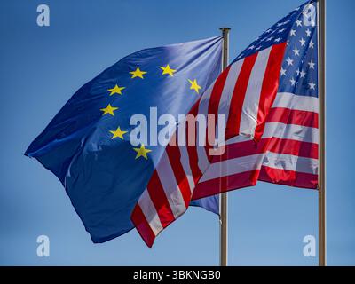 Paris, Frankreich. Juni 2025. Amerikanische Flagge und europäische Flagge, am 21. Juni 2025 in Paris, Frankreich. Foto: Mario Fourmy/ABACAPRESS.COM Credit: Abaca Press/Alamy Live News Stockfoto