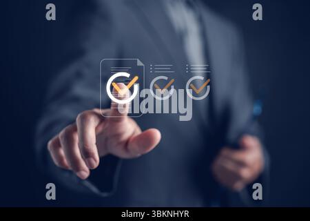 Online-Dokumentüberprüfungs- und -Validierungssystem. Checklisten-Symbole für die Genehmigung von Geschäftsdateien, die Formularverarbeitung und den sicheren Verifizierungs-Workflow in einer Grabung Stockfoto