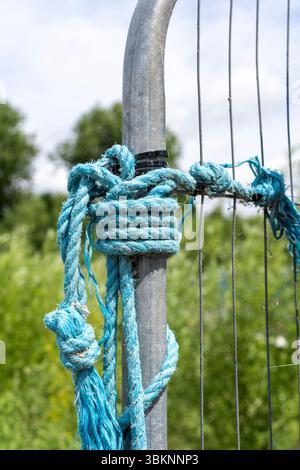 Geknüpftes blaues Seil an Metallstange Stockfoto